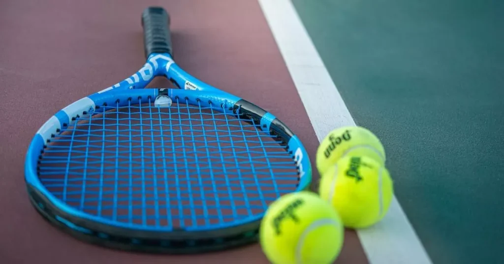 tennis racket with 3 balls