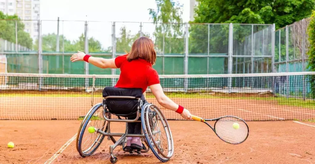 woman playing wheelchair tennis