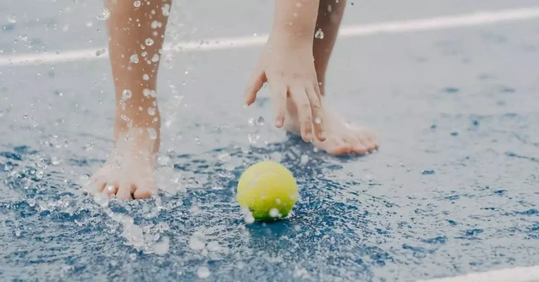 Play tennis in the rain