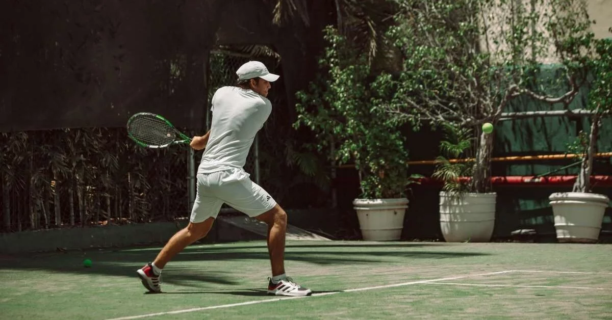 Tennis player with a backhand volley in tennis