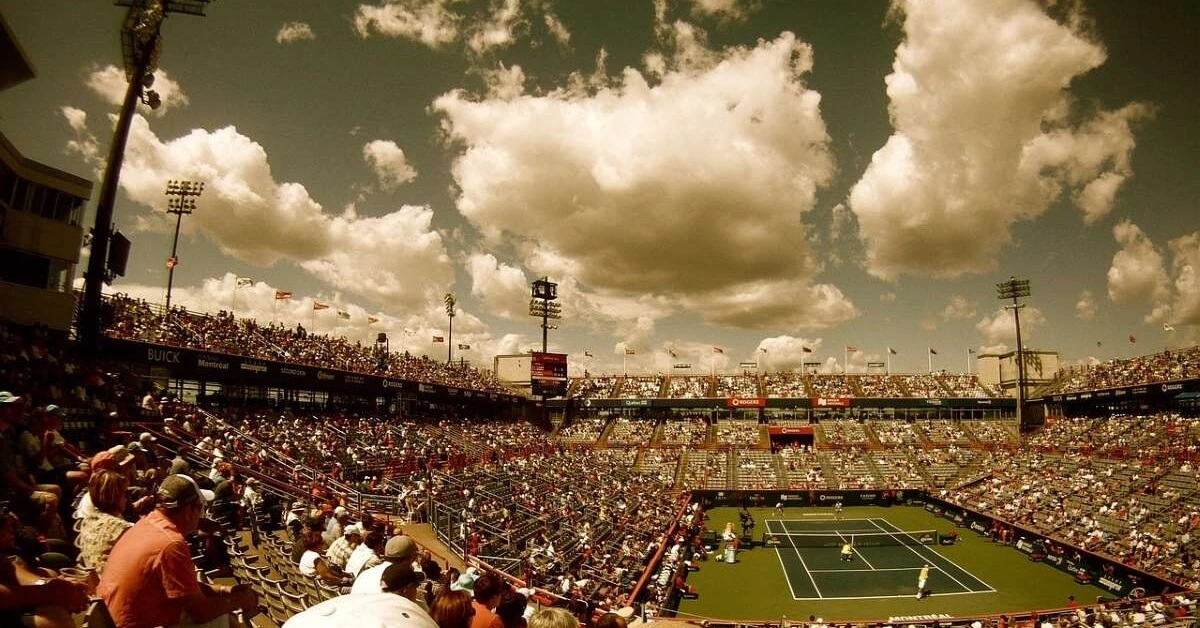 tennis match etiquette for spectators in a stadium